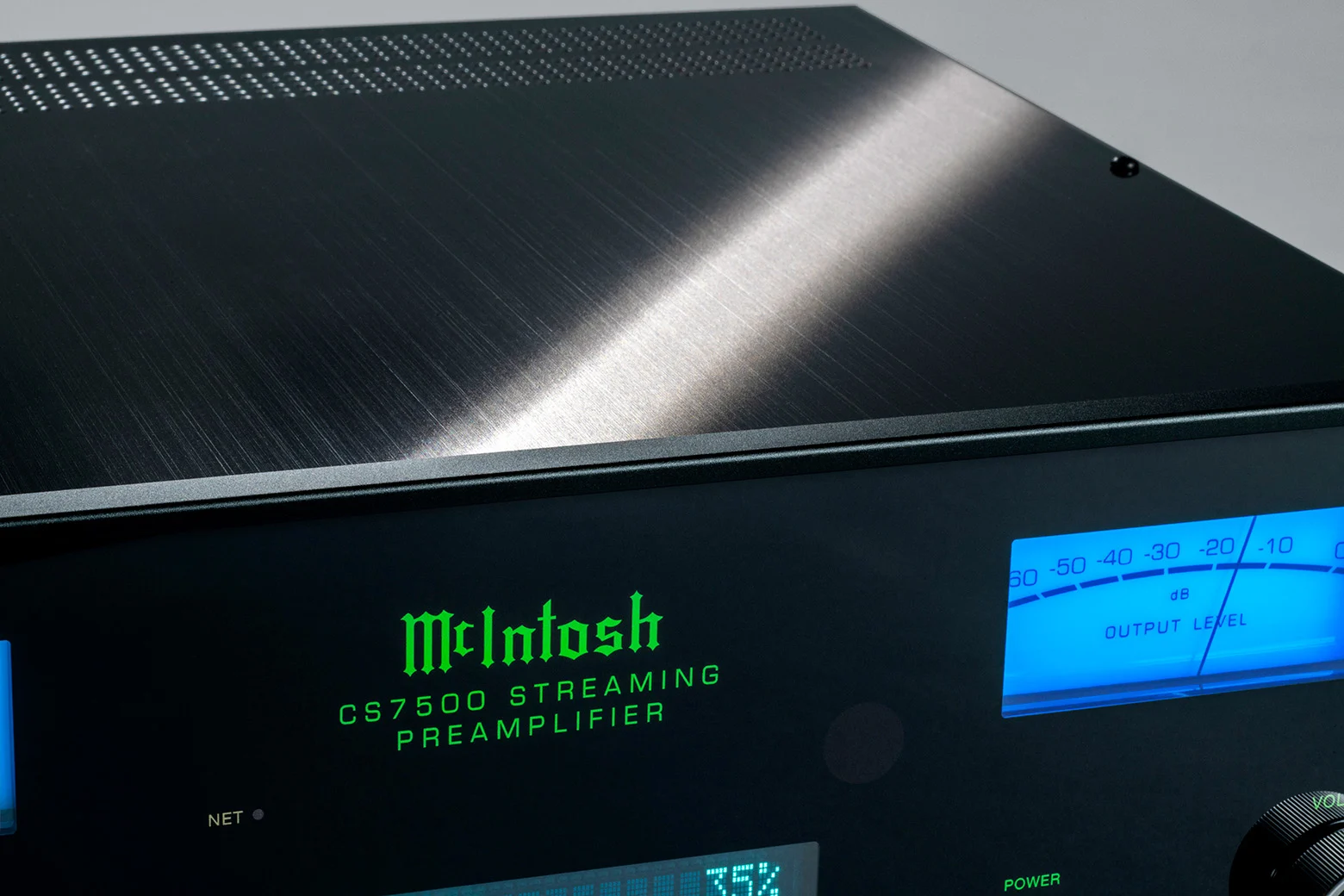 Detail kartáčovaného horního krytu McIntosh CS7500 a části čelního panelu se zeleným logem