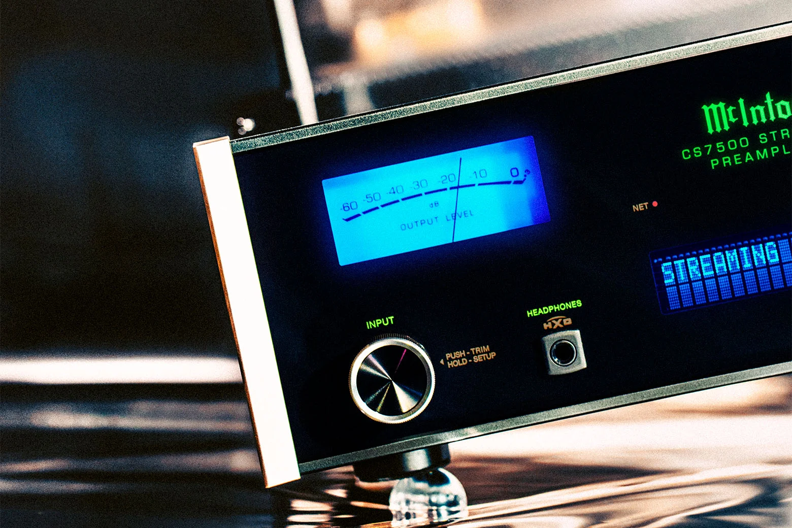 Detail levé části čelního panelu McIntosh CS7500 s ručkovým měřidlem, knoflíkem INPUT a sluchátkovým konektorem HXD