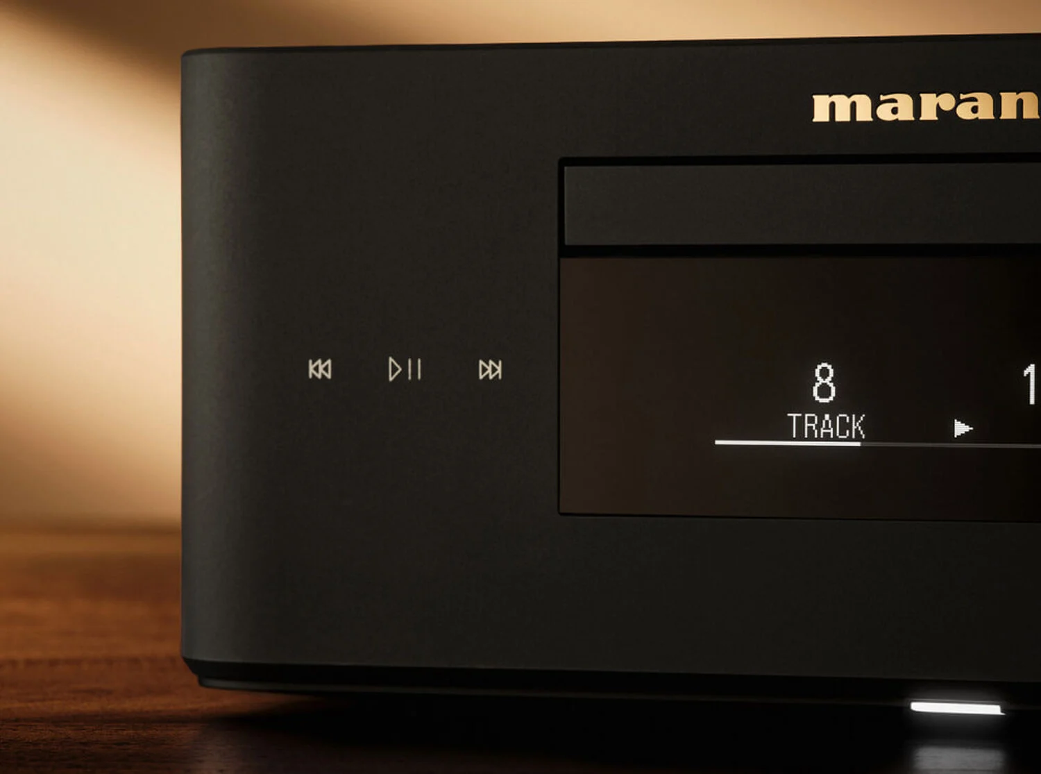 Detail čelního panelu Marantz MCR 60n DAB v černém provedení s dotykovými symboly a displejem s číslem stopy