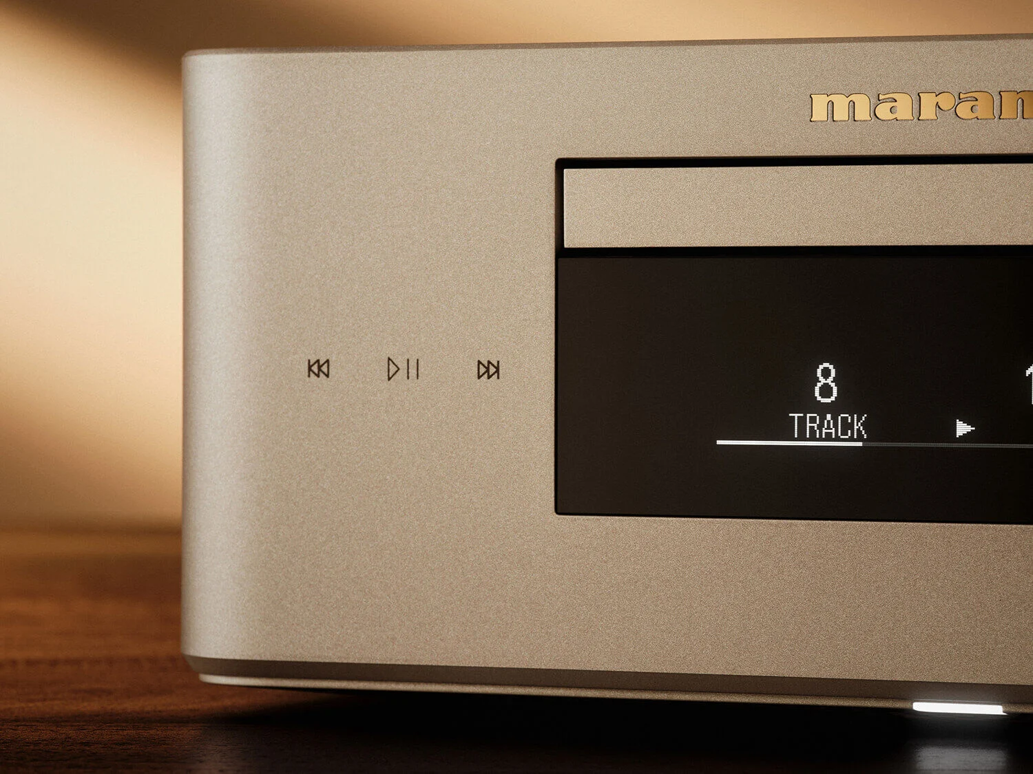 Detail čelního panelu Marantz MCR 60n DAB v provedení Champagne Gold s dotykovými symboly přehrávání a displejem