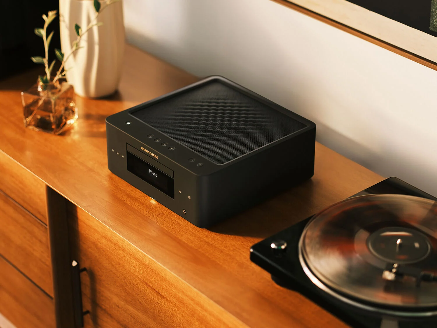 Marantz MCR 60n DAB v černém provedení na dřevěné komodě vedle gramofonu, na displeji je zvolený vstup Phono