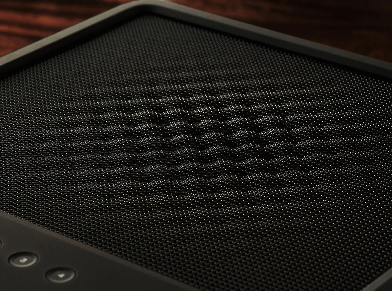 Detail kovové vrchní mřížky Marantz MCR 60n DAB s prolisovaným vlnitým vzorem v černém provedení
