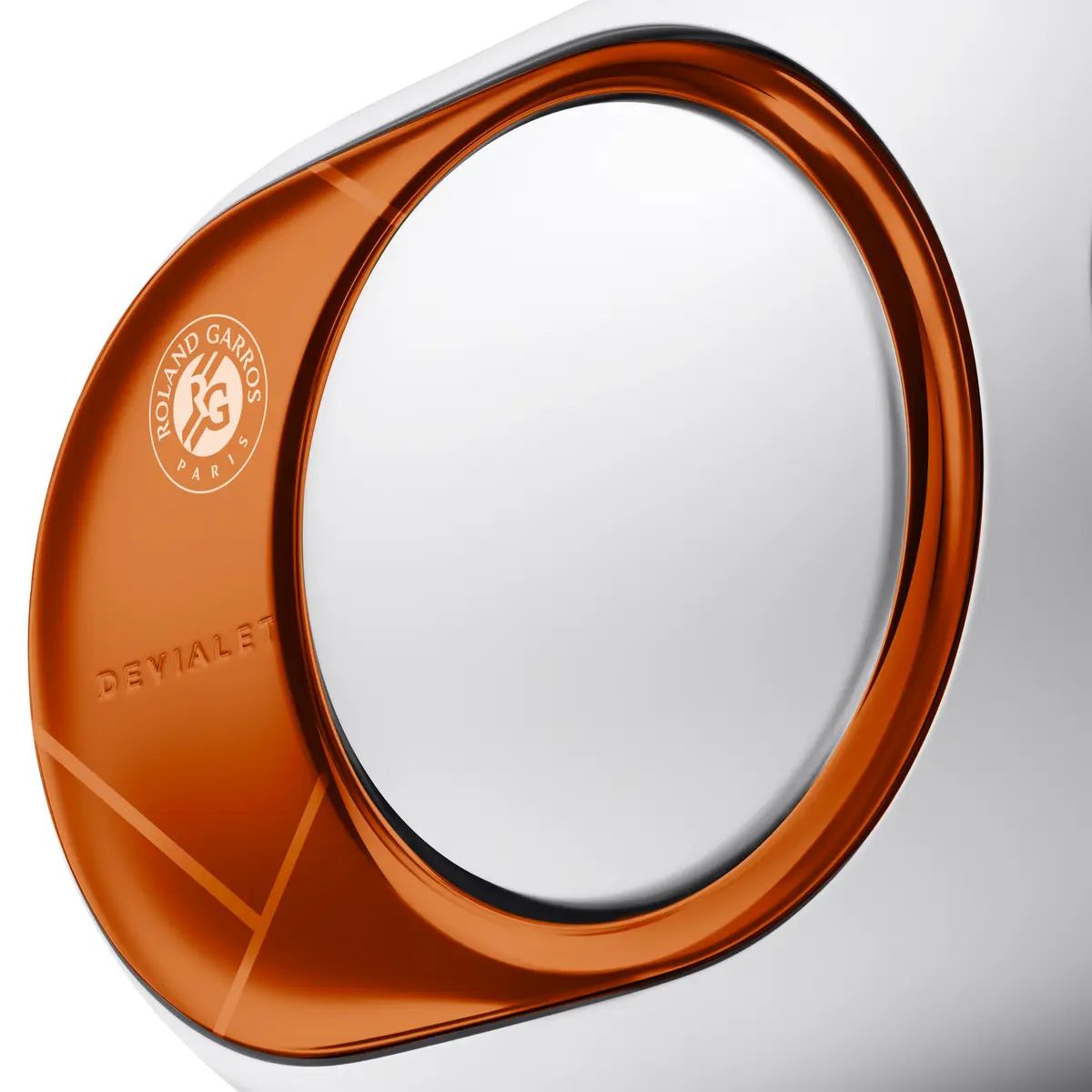Detail bočního panelu Devialet Phantom Ultimate v odstínu Clay Red s laserem vyleptanými linkami a logem Roland-Garros Paris