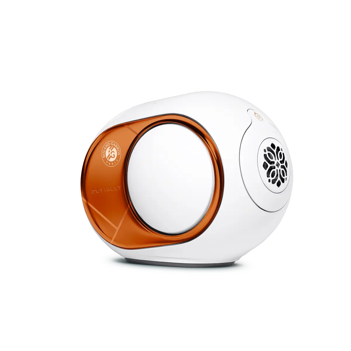 Devialet Phantom Ultimate 98 dB Roland-Garros, pohled 3/4 s bílou přední mřížkou a odstínem Clay Red na bočním panelu