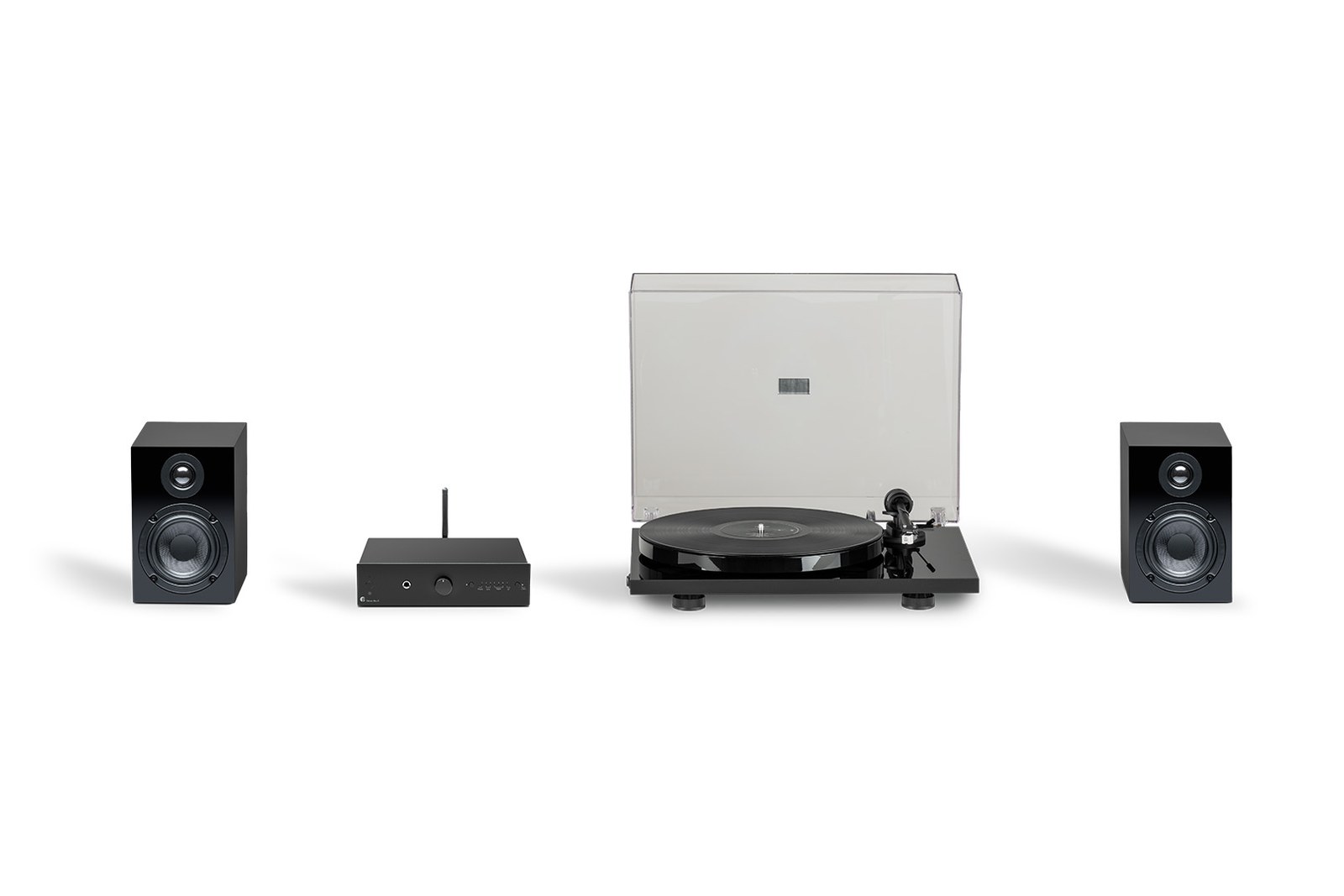 Celočerné provedení sestavy Pro-Ject Stereo Set E Phono na bílém pozadí, na gramofonu je vidět rameno s přenoskou a zvednutý průhledný kryt