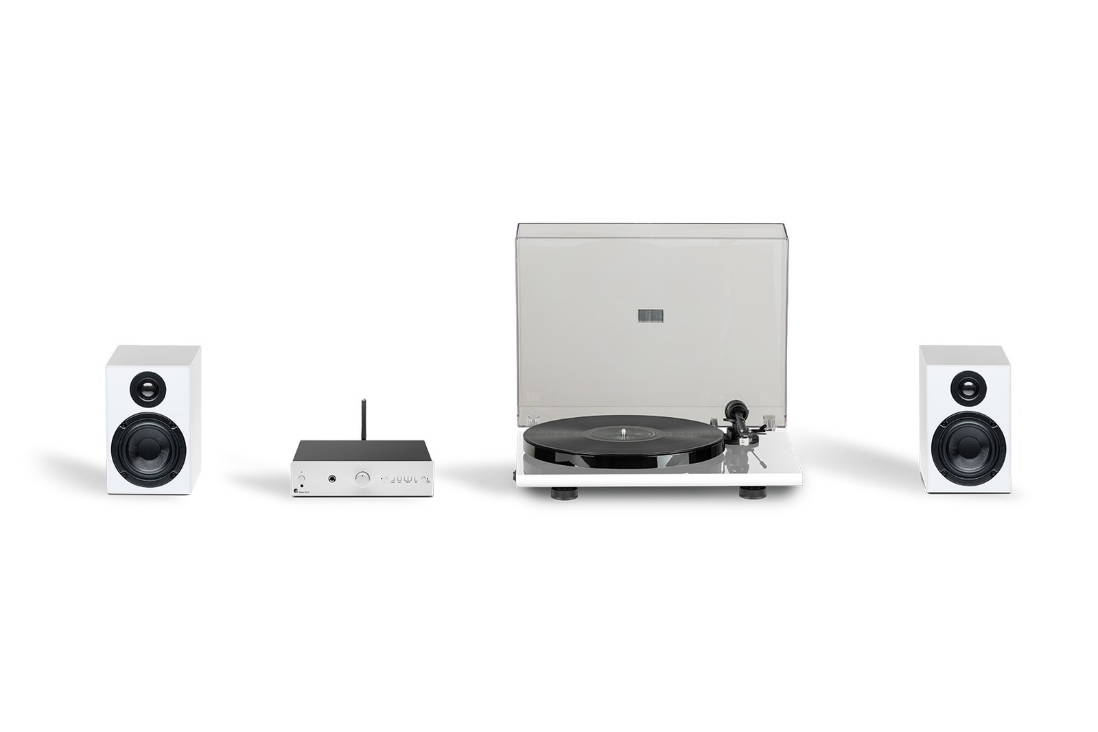 Bílé provedení sestavy na bílém pozadí, zesilovač Stereo Box E se stříbrným čelním panelem, ovládacím knoflíkem a anténou
