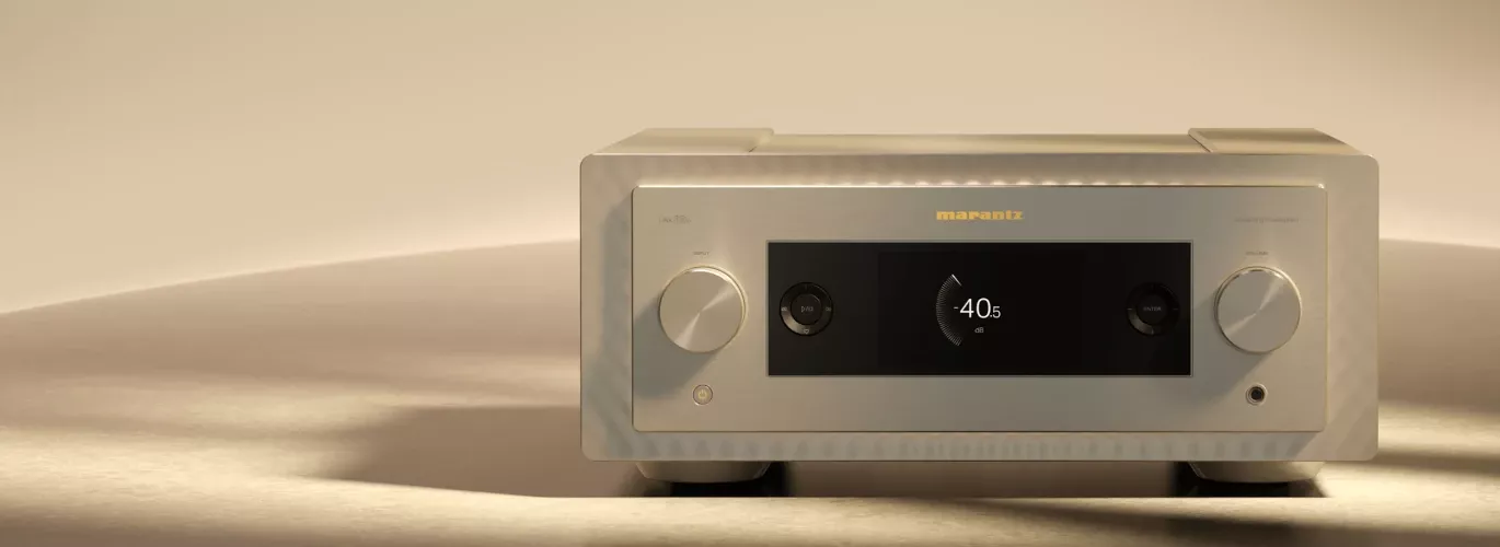 Marantz Link 10n v provedení Marantz Black nasvícený z boku, čelní panel z broušeného hliníku