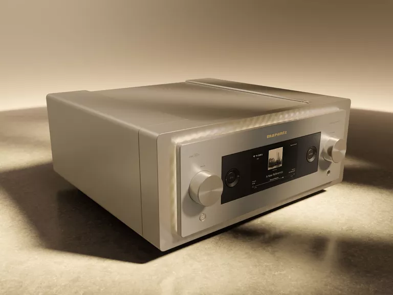 Marantz Link 10n na nízké konzoli v obývacím pokoji vedle dalších komponent řady 10