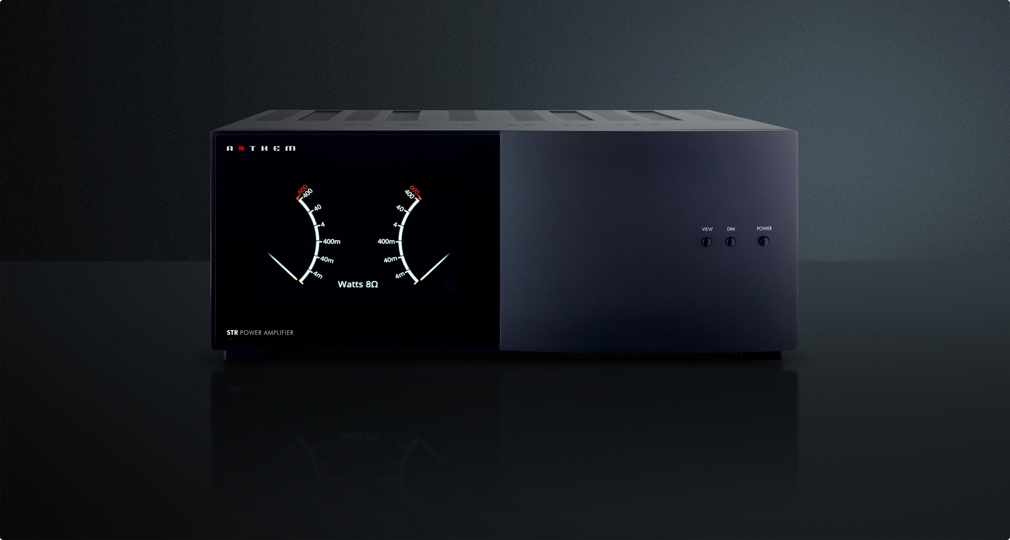 Detail čelního panelu Anthem STR Amplifier s grafickým displejem a ukazatelem výkonu