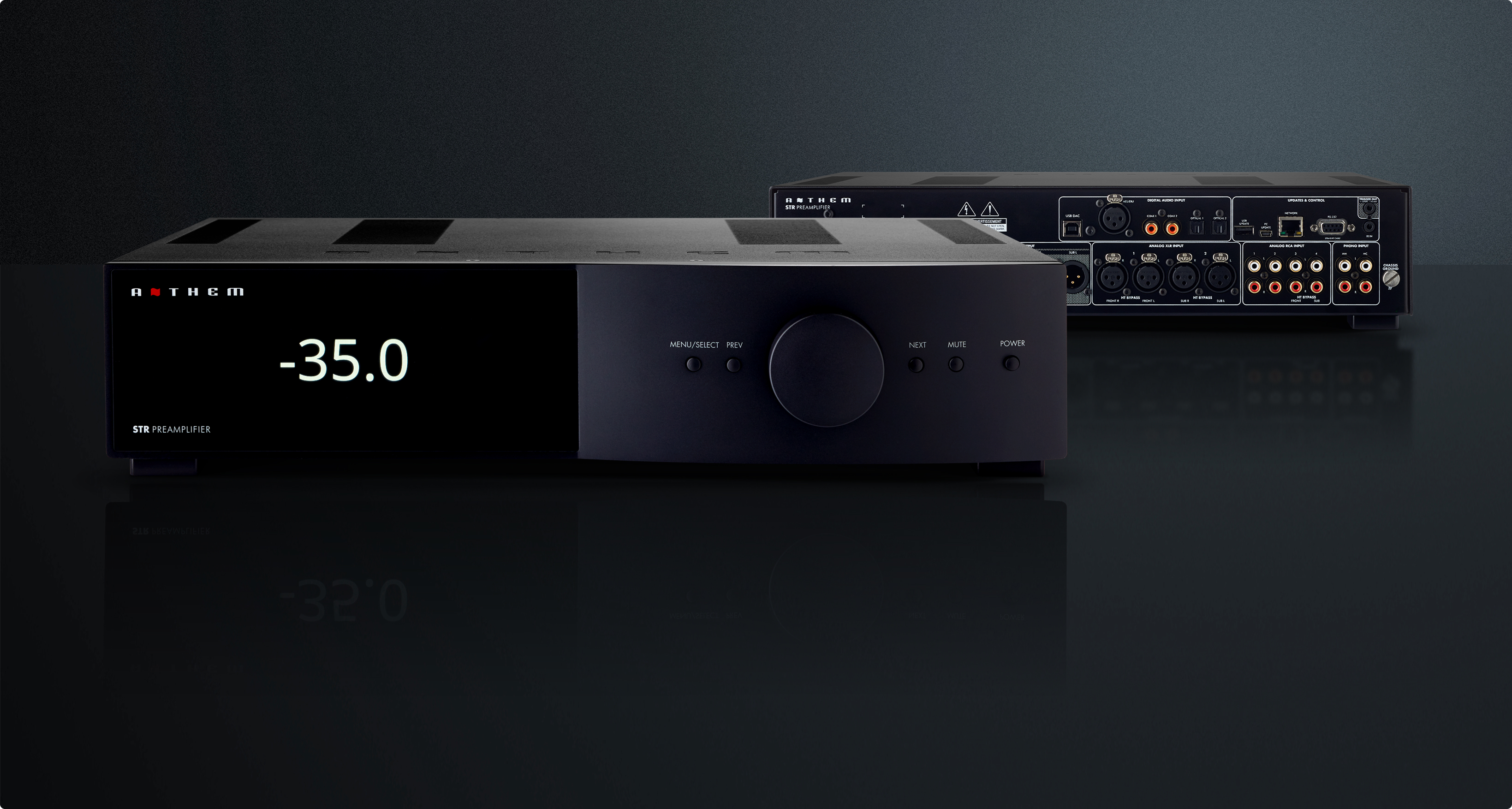 Anthem STR Preamplifier — pohled na čelní a zadní panel vedle sebe