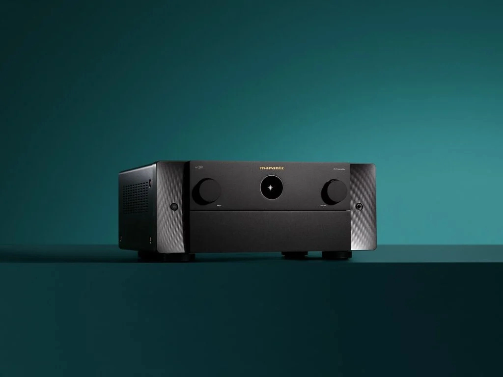 Marantz AV 30 z bočního pohledu s jemným bočním podsvícením čelního panelu