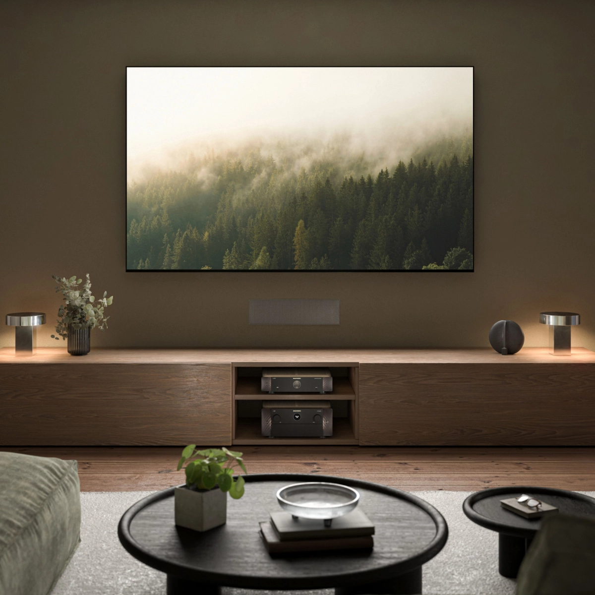 Marantz AV 30 jako srdce sestavy domácího kina v obývacím pokoji