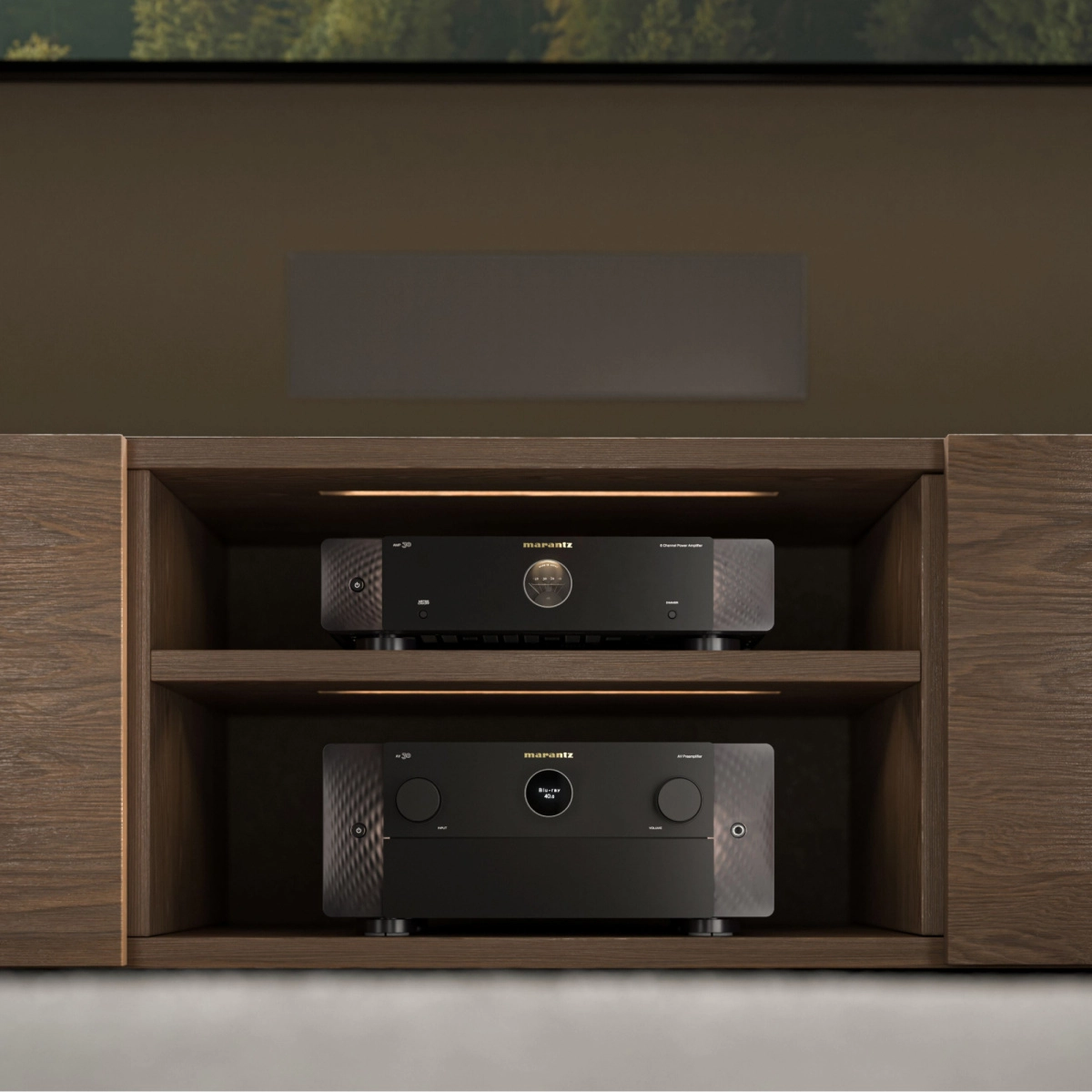 Detail čelního panelu Marantz AV 30 s kruhovým průzorem a podsvícením