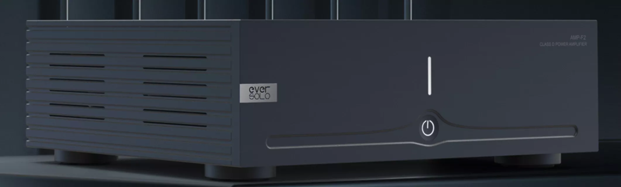 EverSolo AMP-F2 — přední panel s logem a tlačítkem napájení na tmavém pozadí