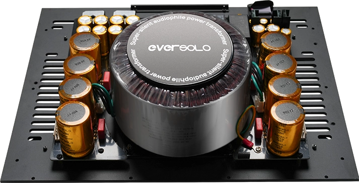 EverSolo AMP-F10 — pohled shora na toroidní transformátor audiophile power a řadu kondenzátorů lineárního napájecího zdroje