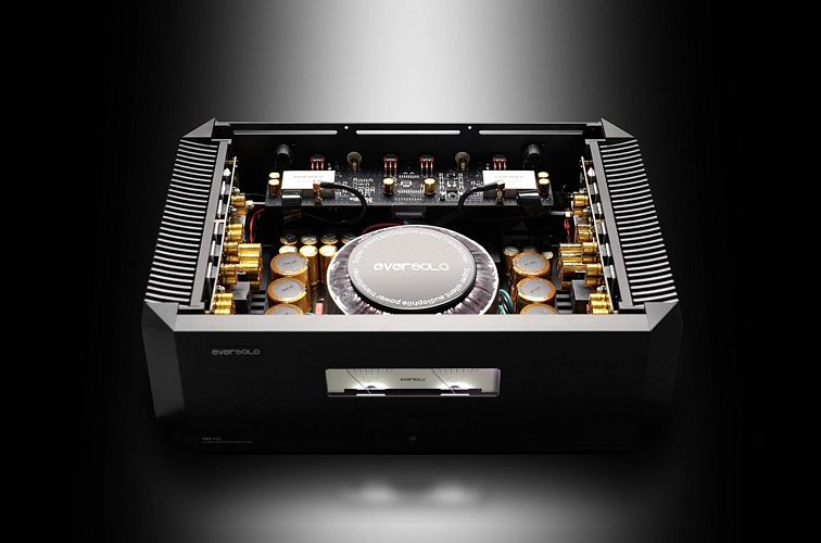 EverSolo AMP-F10 odkrytý — pohled do interiéru zesilovače s toroidním transformátorem EverSolo audiophile power uprostřed, kondenzátory a řídicí elektronikou po stranách
