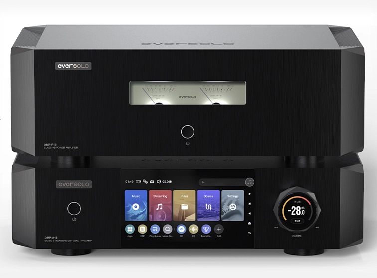 EverSolo AMP-F10 naskládaný s EverSolo DMP-A10 streamerem — kompletní HiFi sestava, AMP-F10 nahoře, DMP-A10 dole s dotykovým displejem