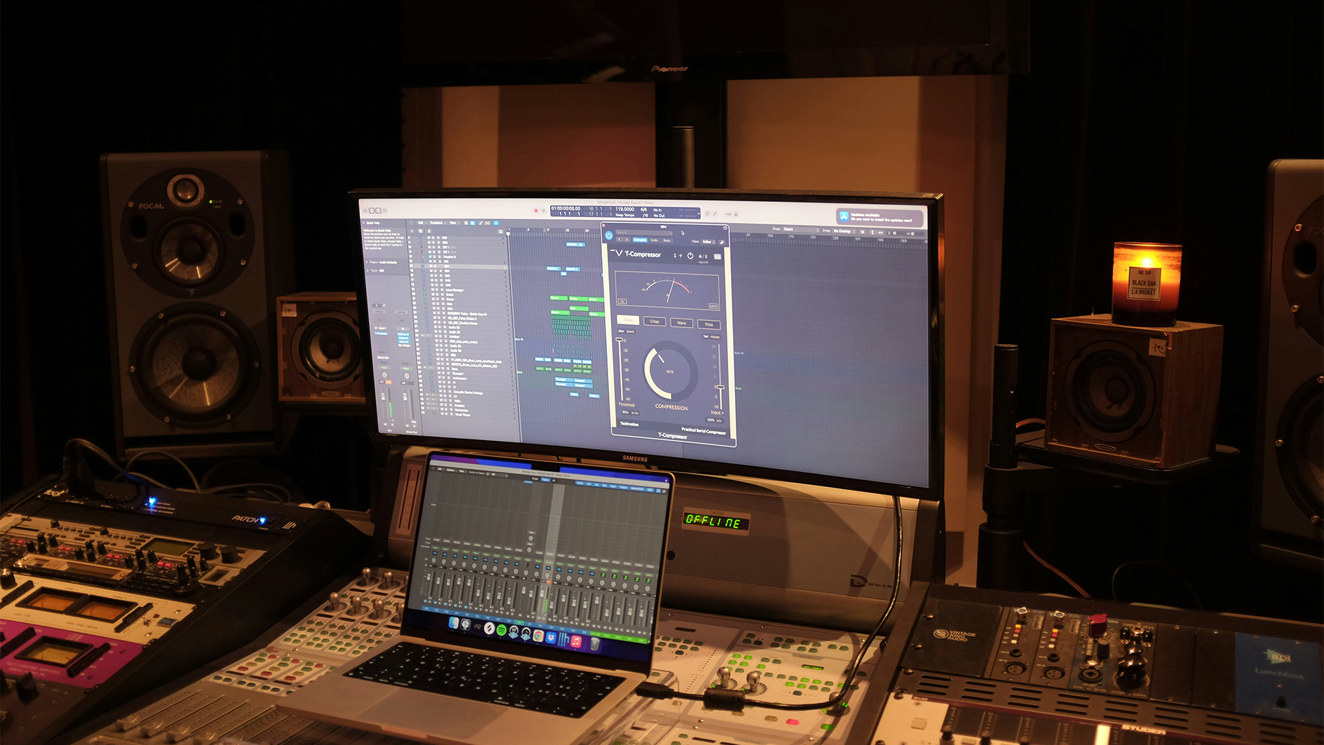 EverSolo EM-01 v poslechové místnosti se studiovými monitory a kalibračním softwarem