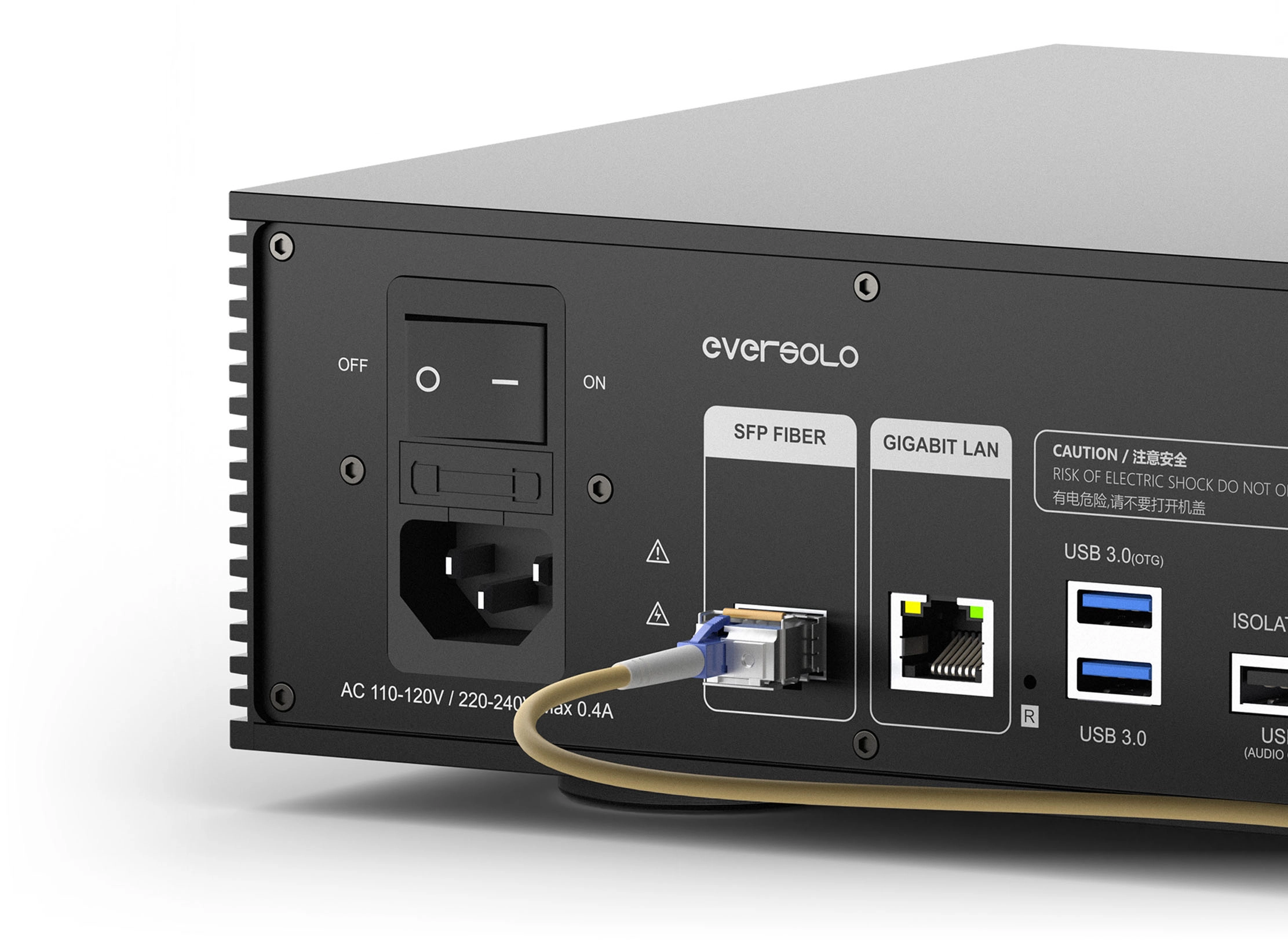 Eversolo T8 — detail zadního panelu s AES/EBU, koaxiálním a IIS výstupem a SSD slotem