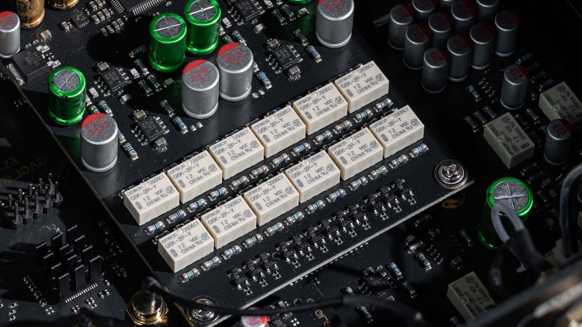 Detail desky Eversolo DAC-Z10 — relé Omron pro přepínání signálových cest