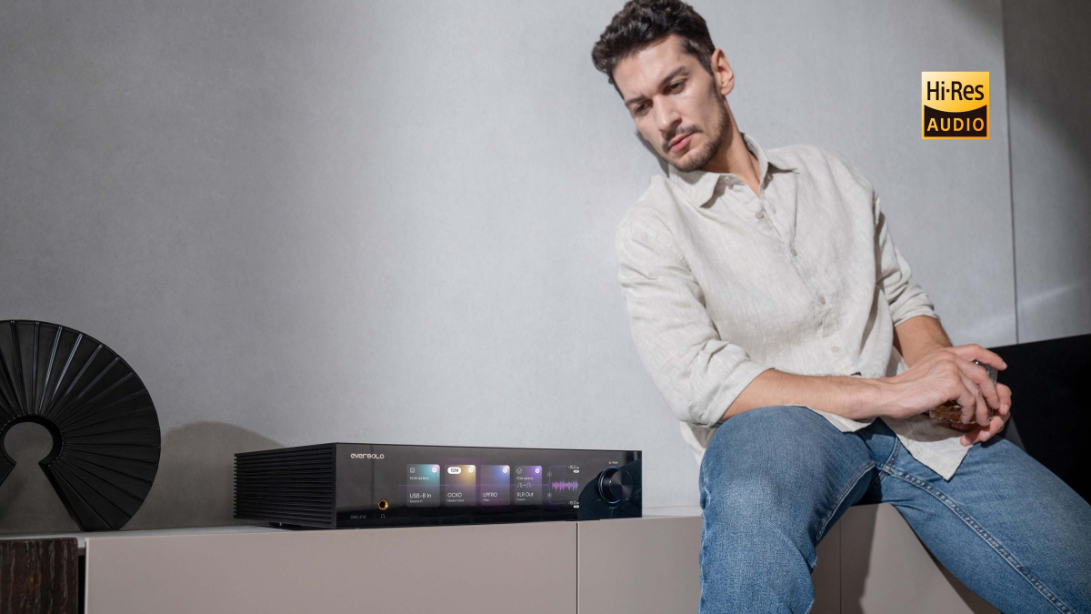 Eversolo DAC-Z10 na odkládacím stolku vedle muže poslouchajícího hudbu, Hi-Res Audio certifikace