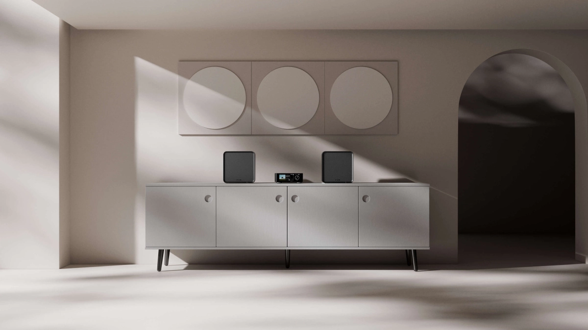Pár Eversolo SE100 na kredenci s přehrávačem Eversolo DMP-A6 v minimalistickém interiéru
