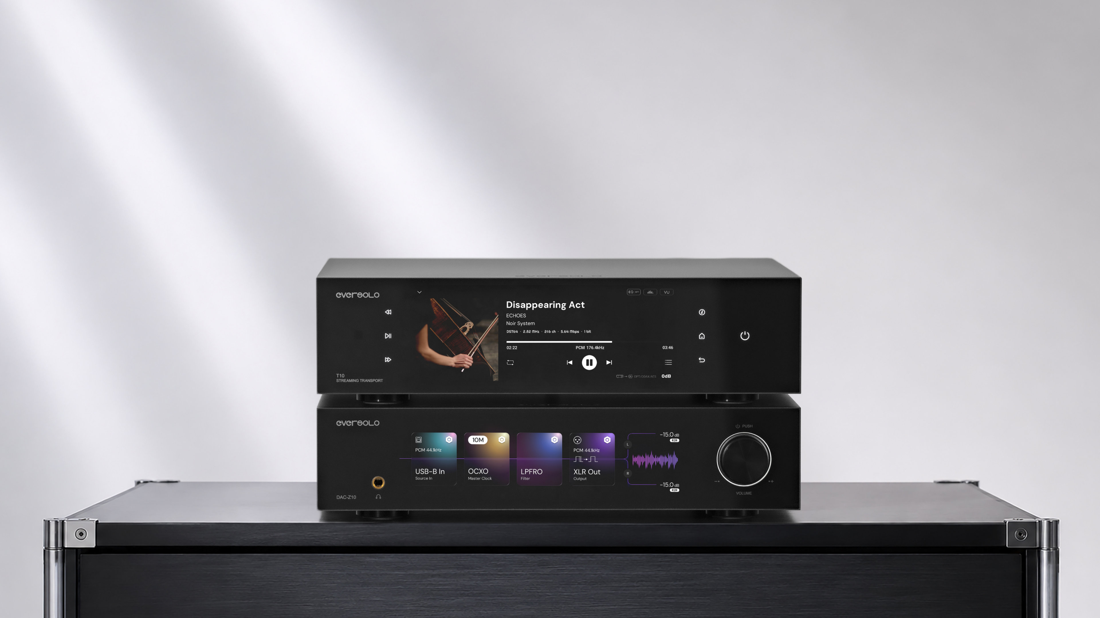 EverSolo T10 postavený na dalším komponentu značky v otevřeném audio racku ve světlé místnosti