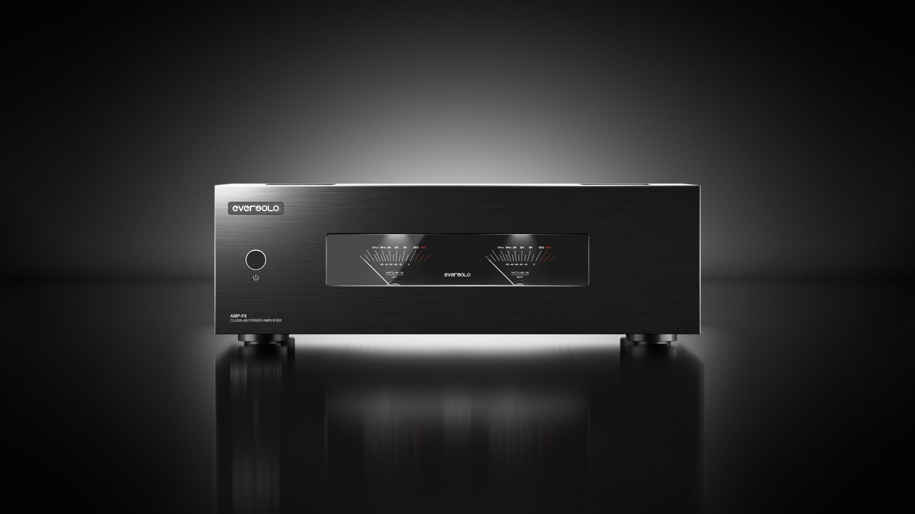 EverSolo AMP-F8 zepředu v tmavém ateliérovém nasvícení, na předním panelu svítí dvojice analogových VU metrů