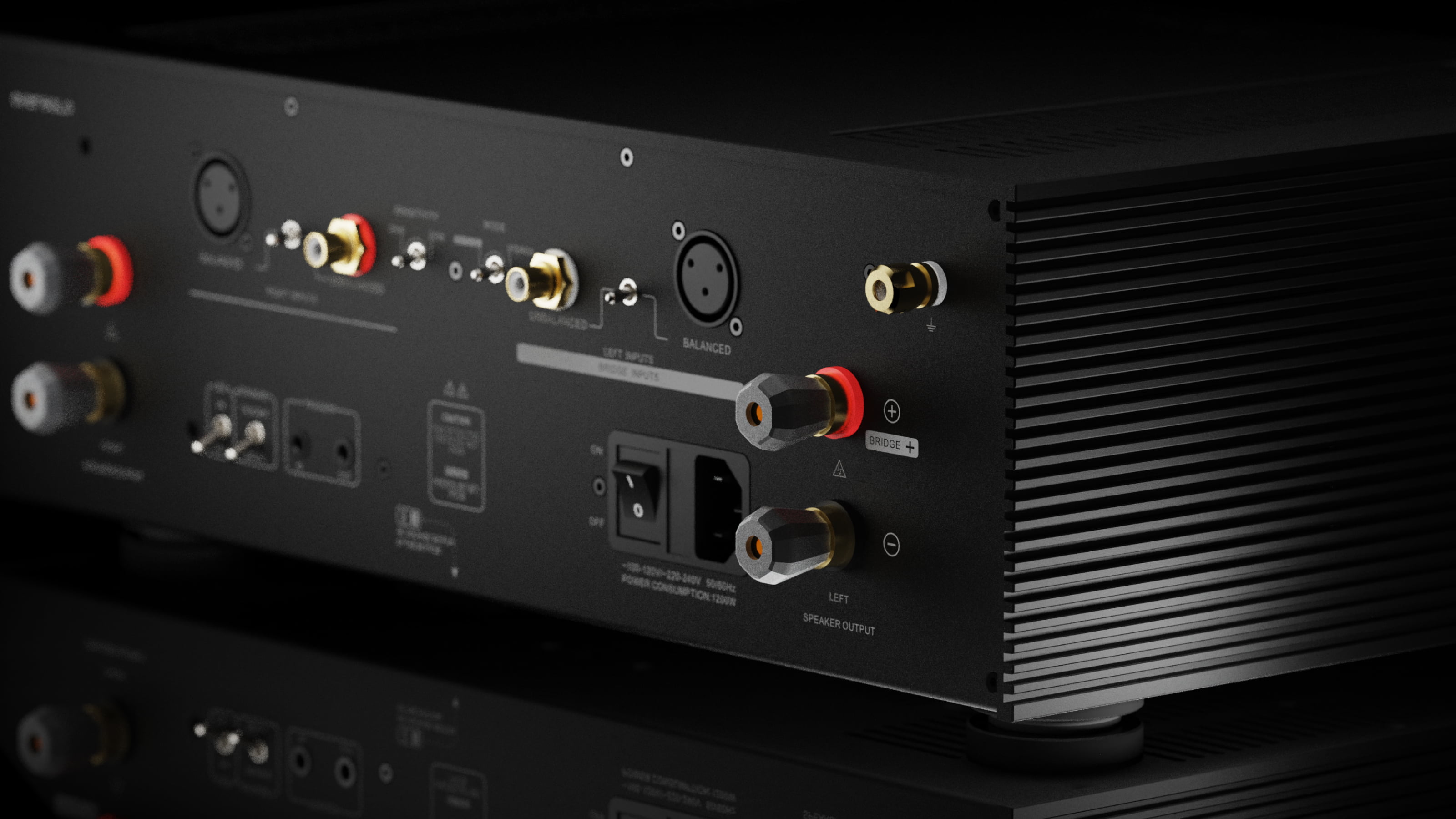 Detail zadního panelu EverSolo AMP-F8 se symetrickým vstupem XLR, konektorem RCA, reproduktorovými svorkami a chladicími žebry