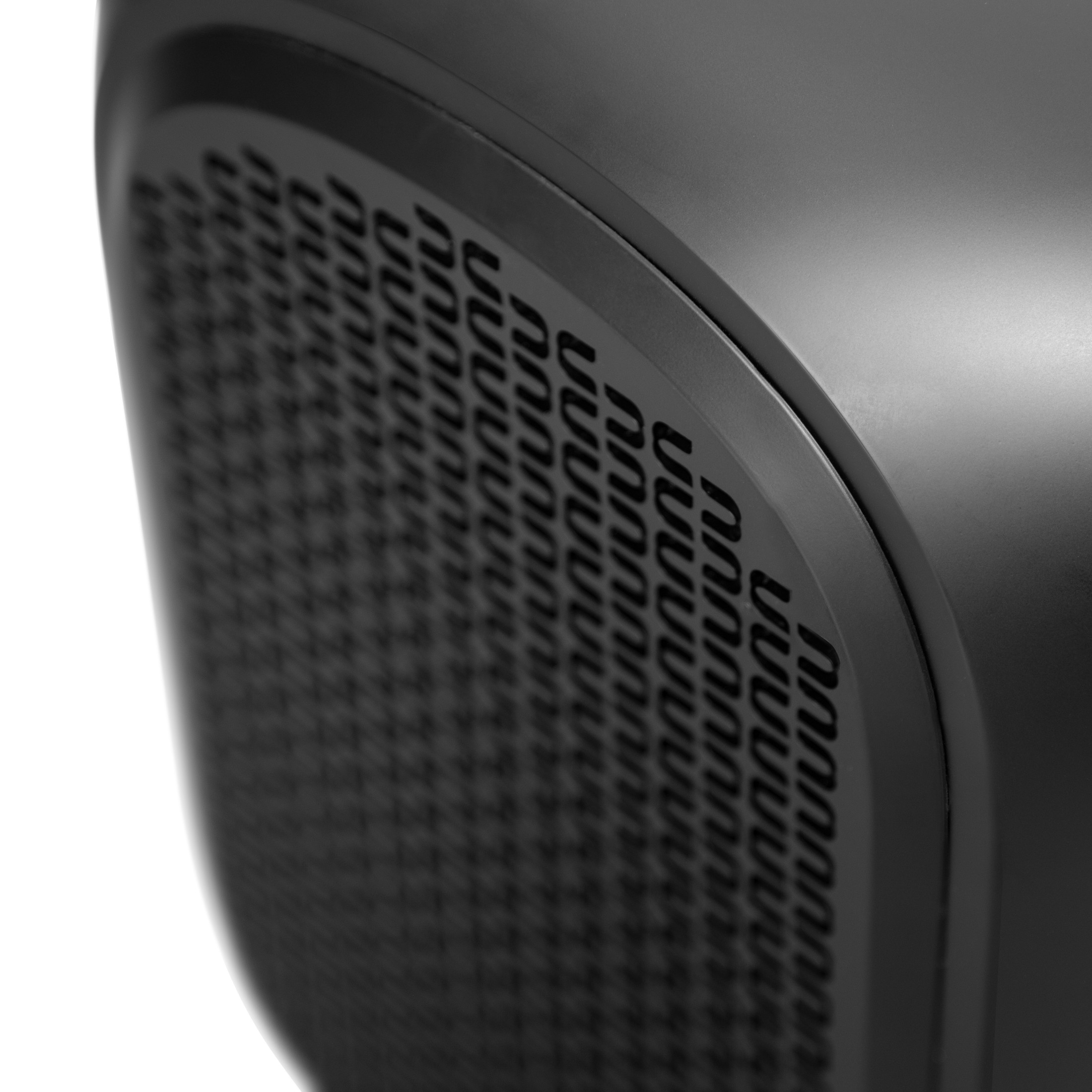 Makro detail perforované mřížky a zaoblené hrany korpusu subwooferu Bluesound PULSE SUB