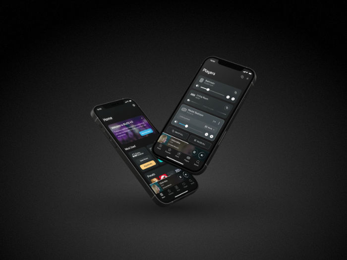 Dva mobilní telefony s otevřenou aplikací BluOS pro nastavení subwooferu Bluesound PULSE SUB