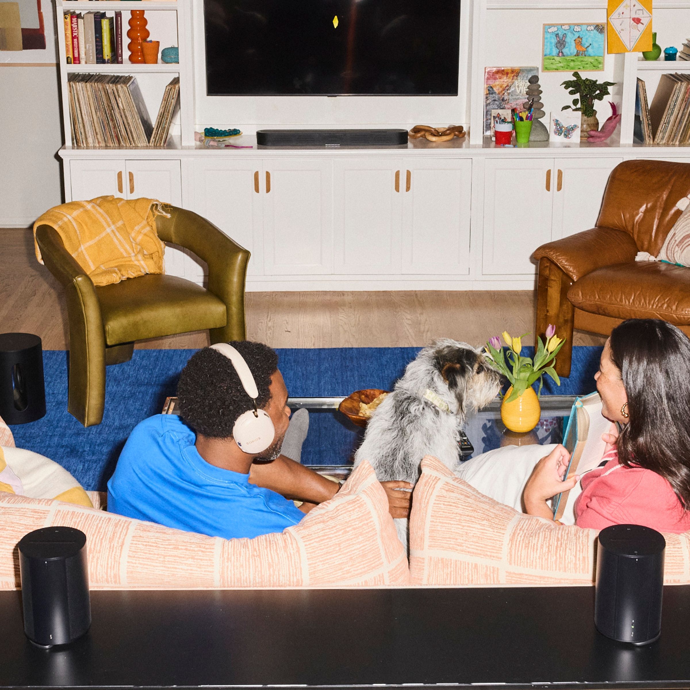 Lifestyle foto 16:9: detail čelní mřížky a horní hrany soundbaru Sonos Beam Ultra na TV stolku, denní světlo