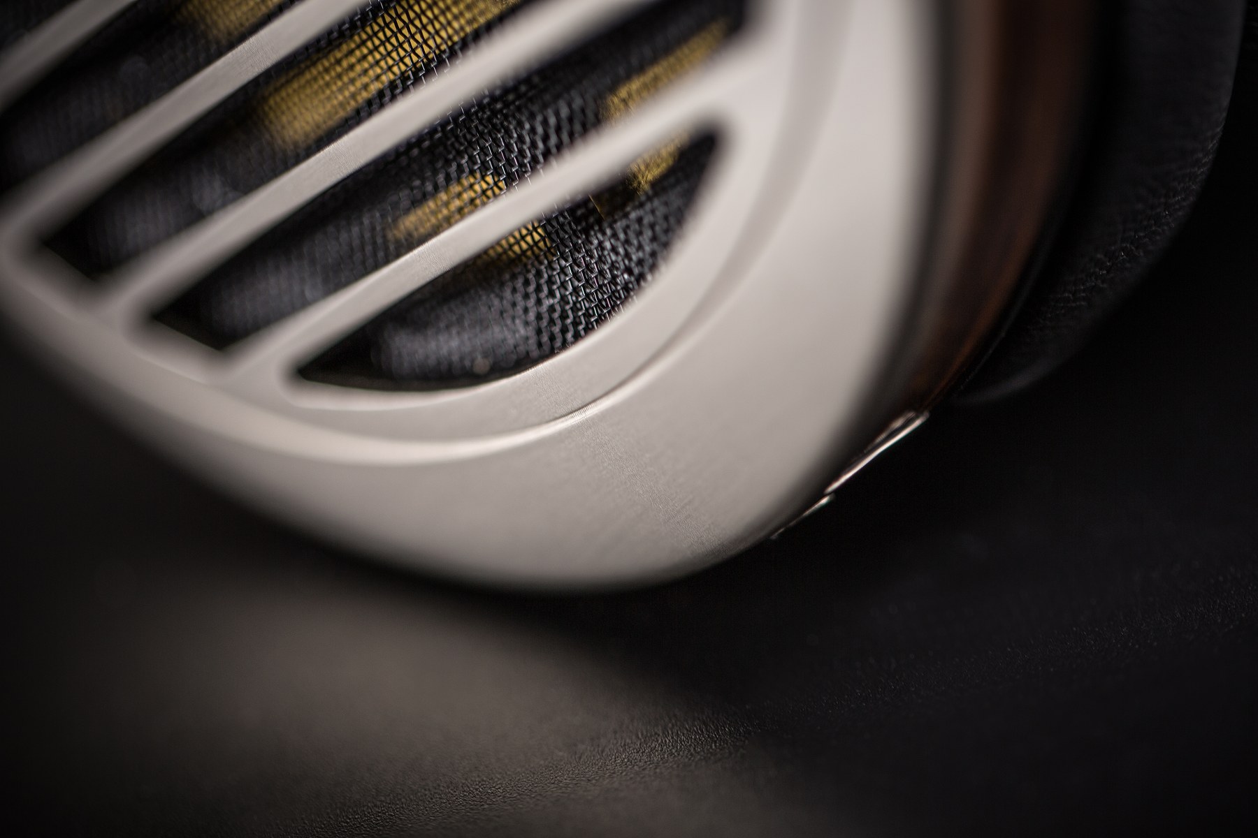 Makro pohled skrz mřížku HIFIMAN Susvara na zlatavou strukturu planárně-magnetické membrány