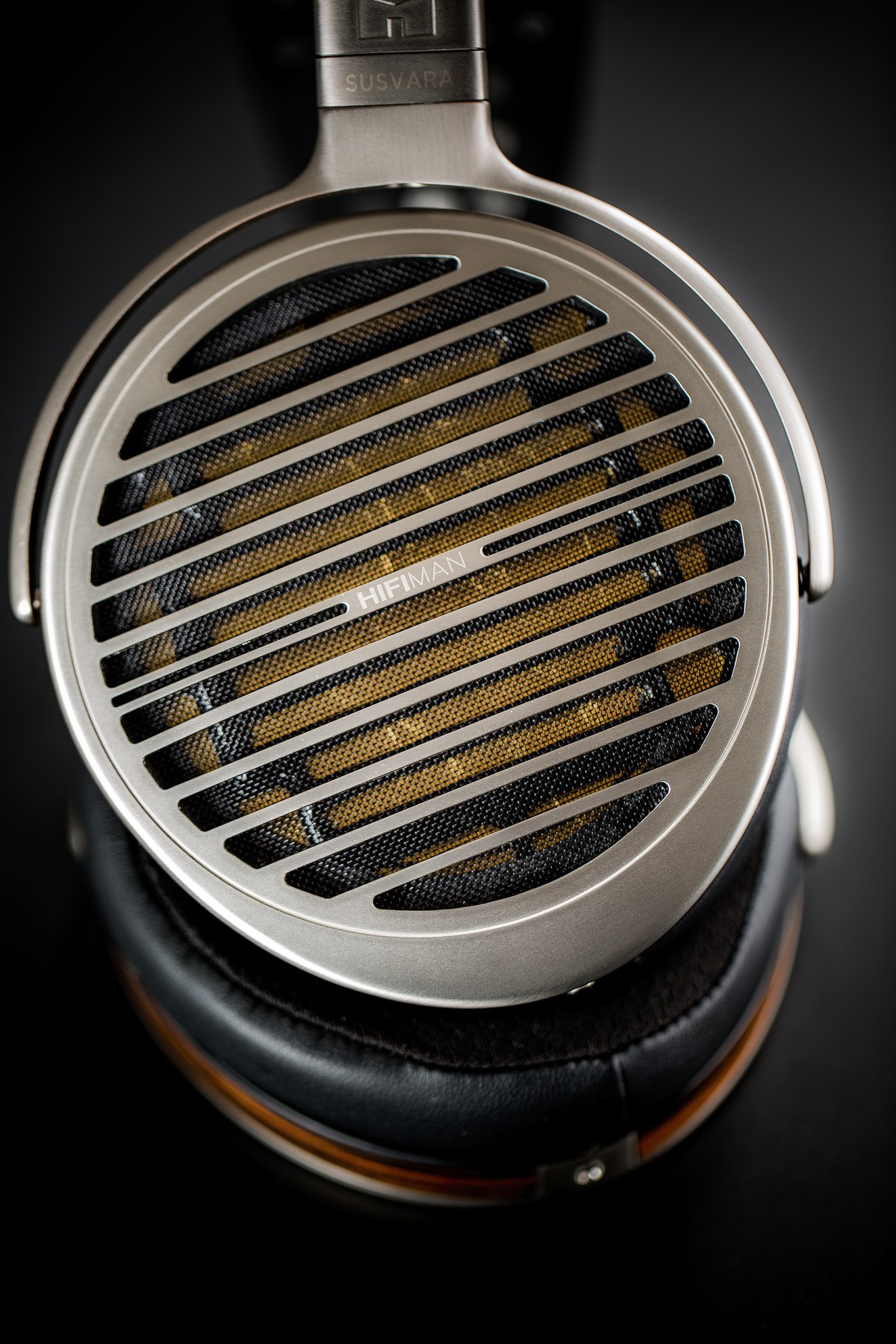 HIFIMAN Susvara zpředu — velký kruhový měnič s kovovou mřížkou a náušníky z měkké kůže