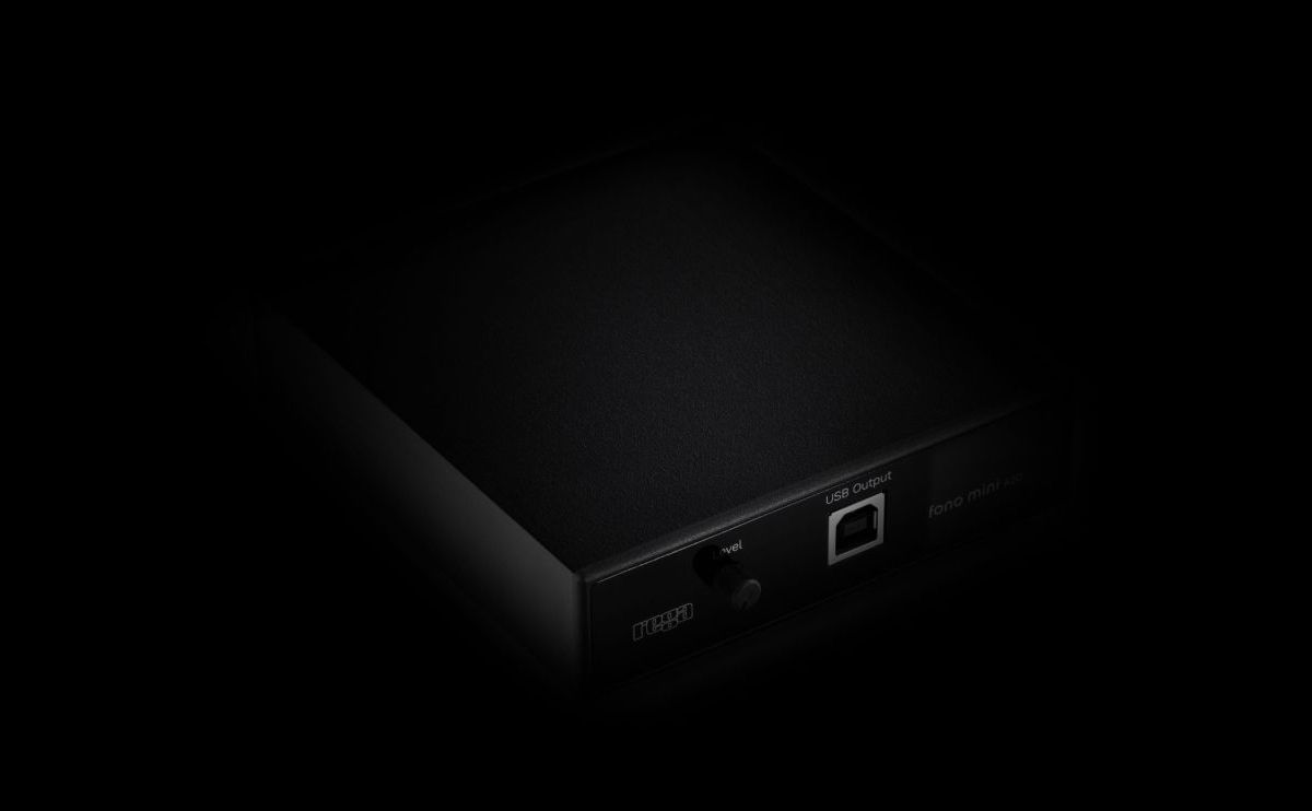 Rega Fono Mini A2D V2 v černém hliníkovém těle na tmavém pozadí