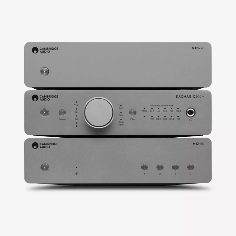 Sestava Cambridge Audio MXW70, převodník DacMagic 200M a streamer MXN10 poskládané na sobě