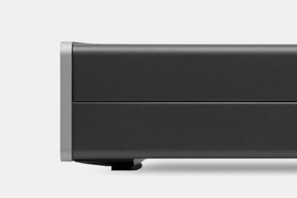 Boční profil nízkého celokovového šasi Cambridge Audio MXW70