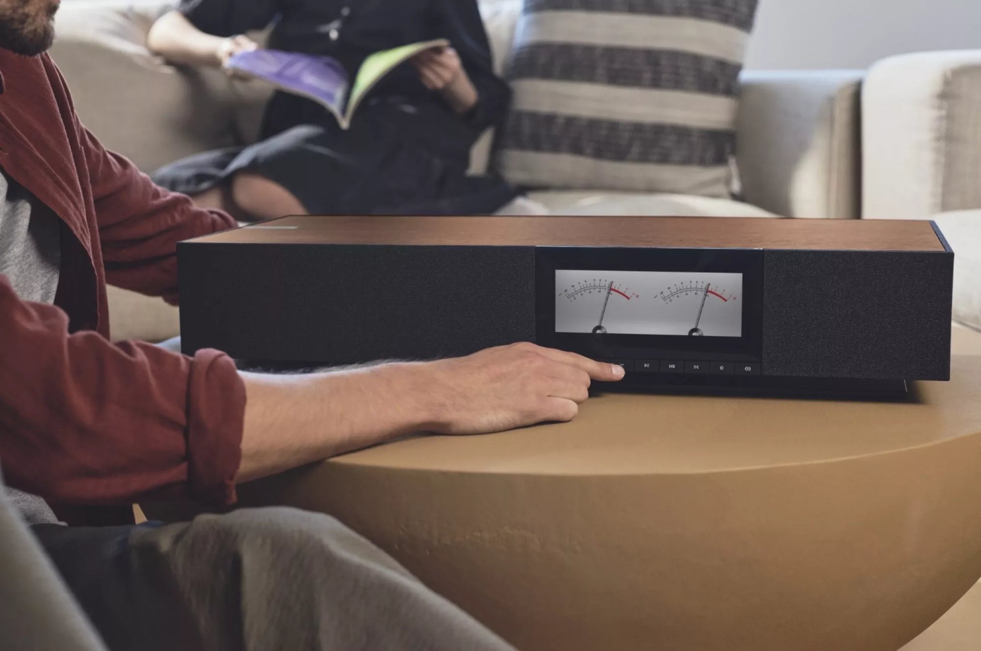 Cambridge Audio Evo One na bílé komodě s vinylovou deskou a gramofonem vedle, na displeji běží NTS Radio