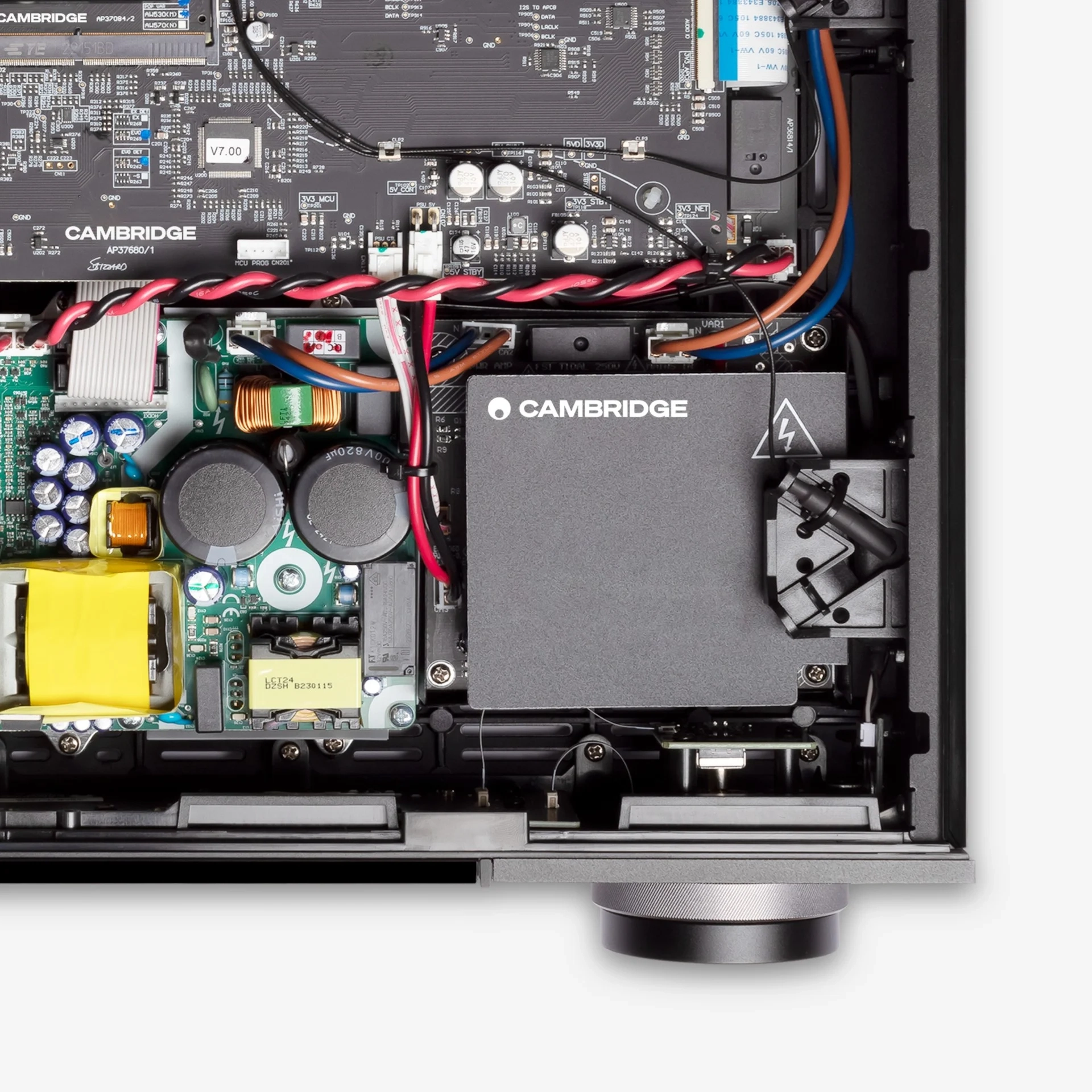 Vnitřní pohled na zesilovací modul Hypex NCore a napájecí obvody Cambridge Audio EVO 150 SE