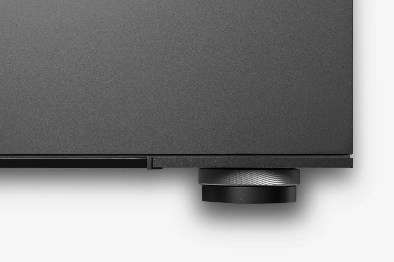 Detail čelního panelu Cambridge Audio EVO 150 SE s velkým soustředným ovladačem hlasitosti