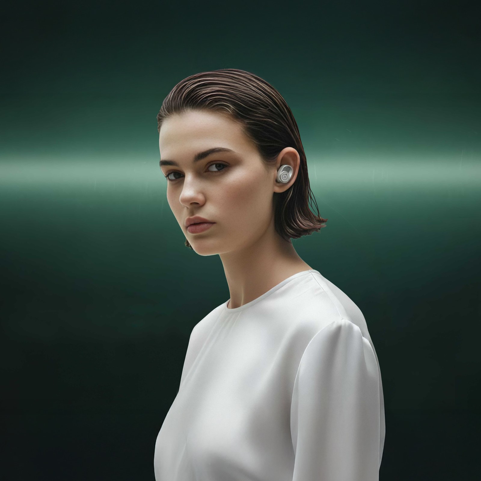 Žena se sluchátky Devialet Gemini II Light Pearl v uších