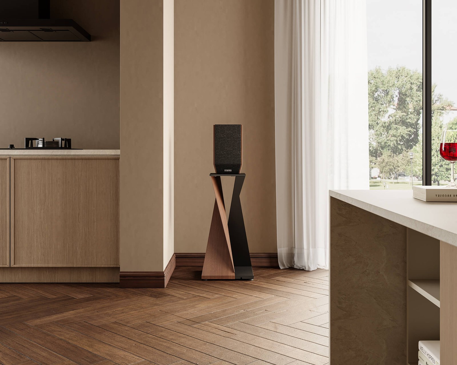Jeden stojan Eiffel SS11 s reproduktorem v průchodu mezi kuchyní a obývacím pokojem