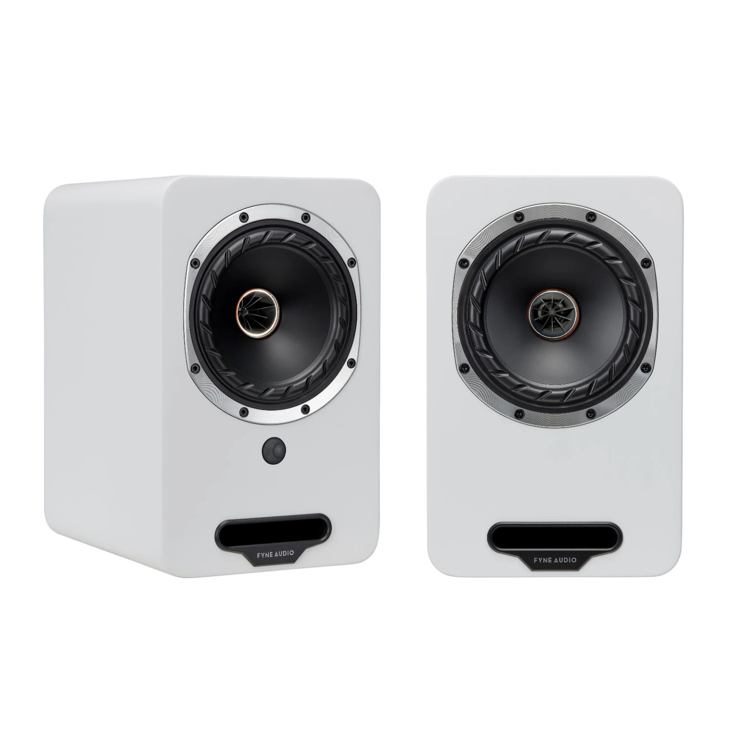 Pár Fyne Audio Cubitt 5 v provedení Arctic White — vlevo primární skříň s okénkem infračerveného přijímače, vpravo sekundární