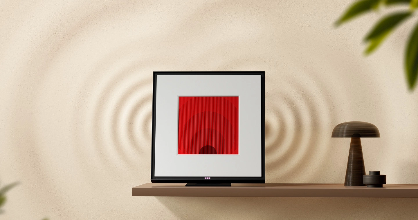 Samsung HW-LS60D Music Frame na stěně v obývacím pokoji s uměleckým motivem na čelním panelu