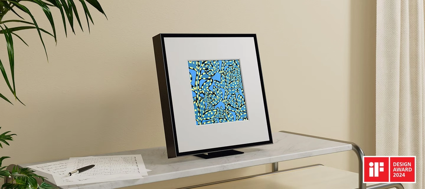 Samsung Music Frame propojený s televizorem Samsung pro společné přehrávání zvuku přes Q-Symphony