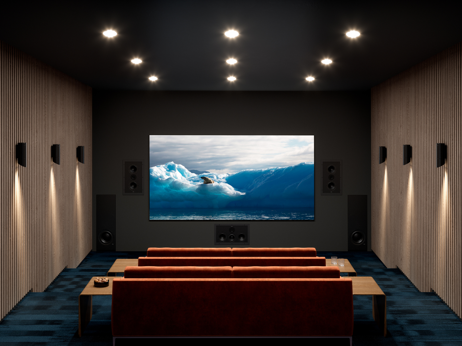 Domácí kino s vestavným středovým reproduktorem Lyngdorf D-60 C pod plátnem a vestavnými předními kanály po jeho stranách
