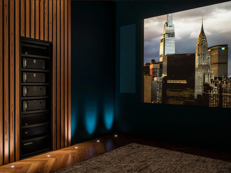 Marantz AMP 10 v kontextu domácího kina s naznačeným propojením komponent