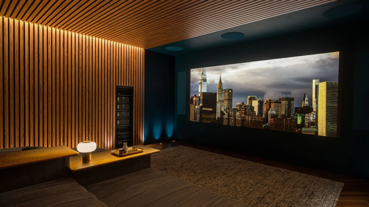 Marantz AMP 10 v atmosférickém záběru s rozsvíceným kruhovým měřičem úrovně