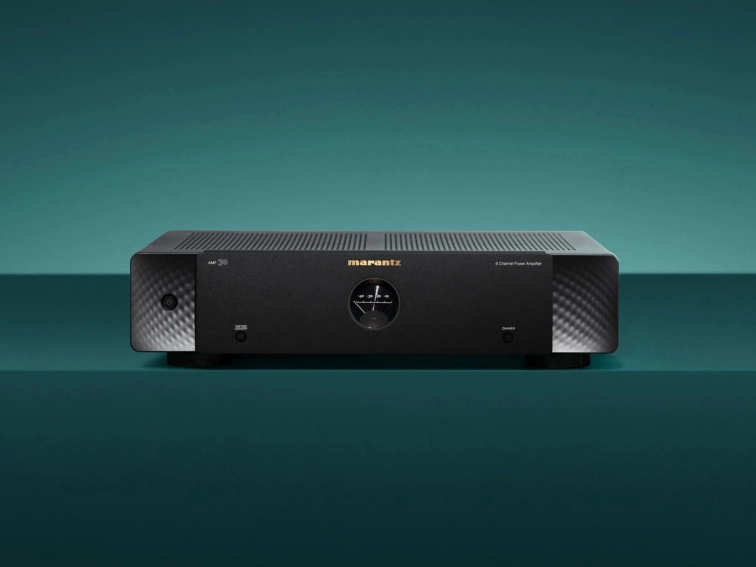 Marantz AMP 30 zepředu s kruhovým měřičem úrovně a jemným bočním podsvícením