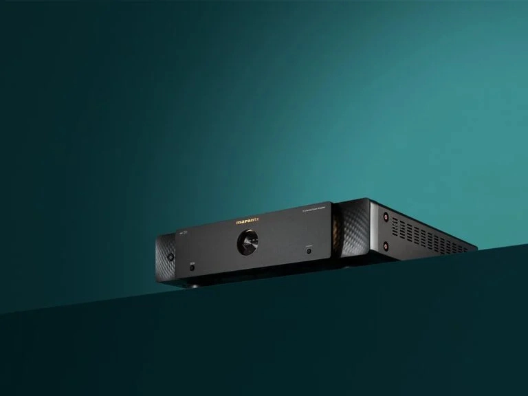 Marantz AMP 30 v sestavě domácího kina v tlumeně osvětleném obývacím pokoji